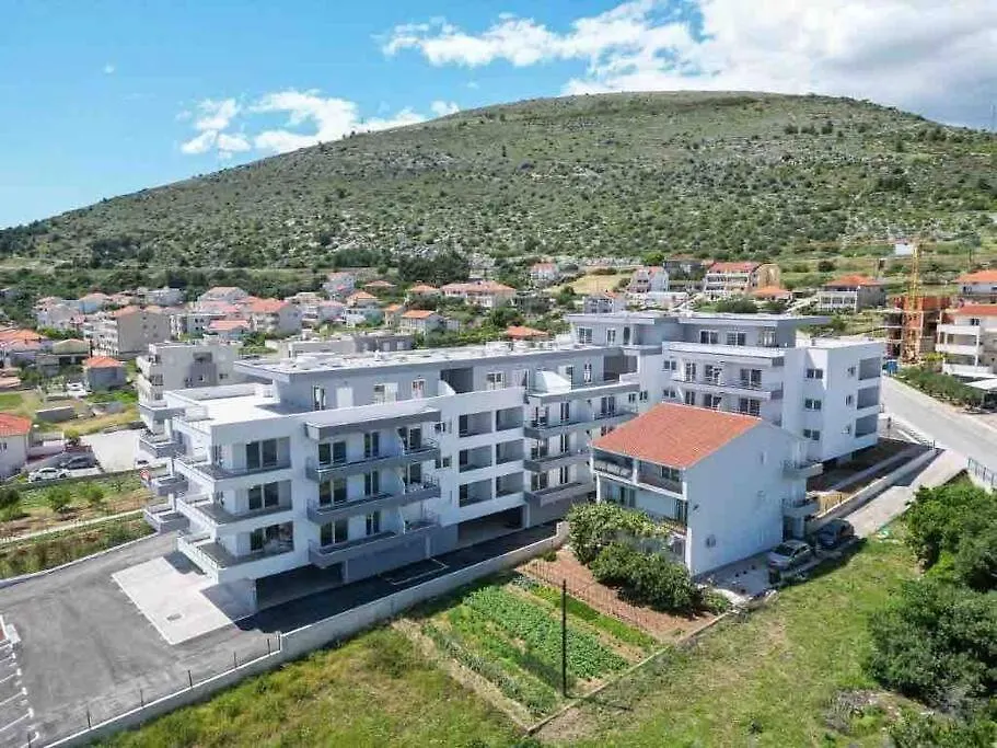 Brand New 1-Bedroom Apt W Shared Pool And Parking Trogir