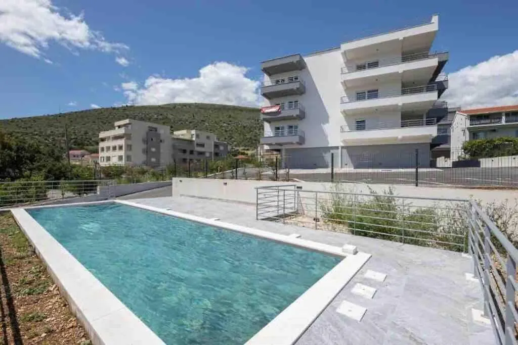 Brand New 1-Bedroom Apt W Shared Pool And Parking Trogir 0*,