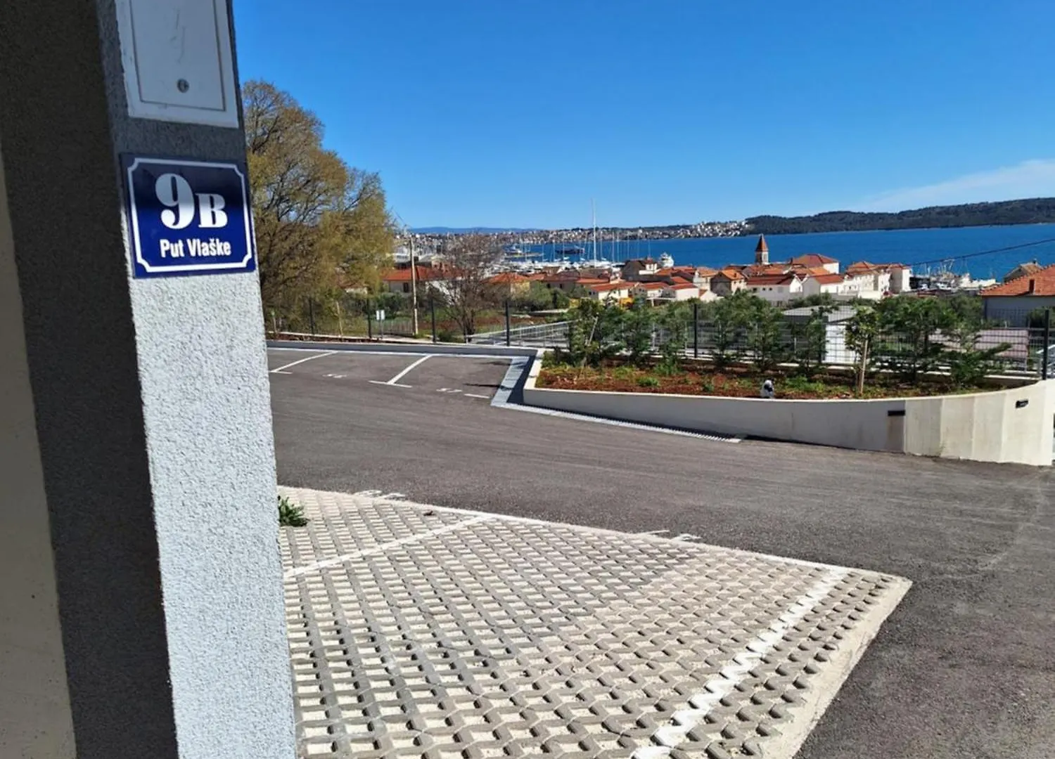 Brand New 1-Bedroom Apt W Shared Pool And Parking Trogir 0*,  Croácia